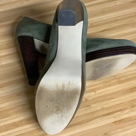 Women’s Banana Republic suede pumps - Picture 5 of 6